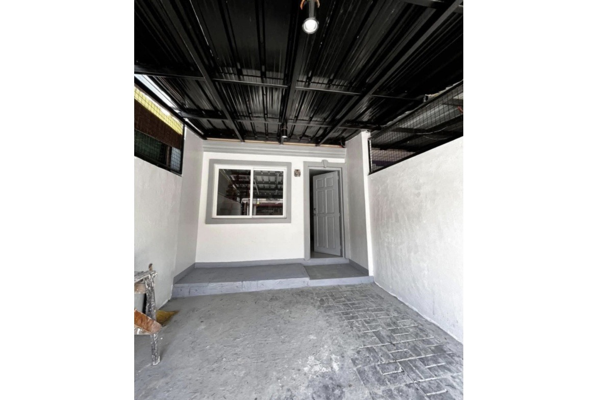 Xevera BaColor Upgraded Townhouse Garage